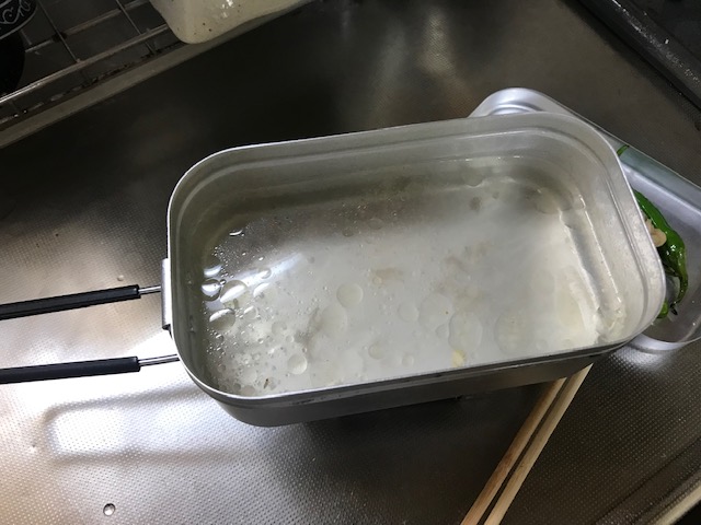 メスティンに水を入れます