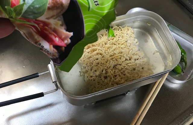 メスティンの幅に麺がピッタリ